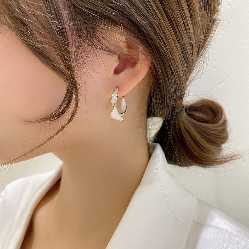 'Mother Of Pearl Twist' Oorbellen