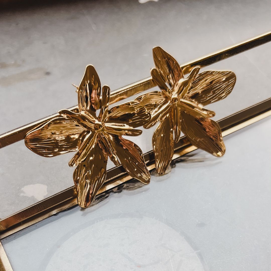 Flora Oorbellen - Goud / Messing - Elegant, Bloemmotief, Verfijnd