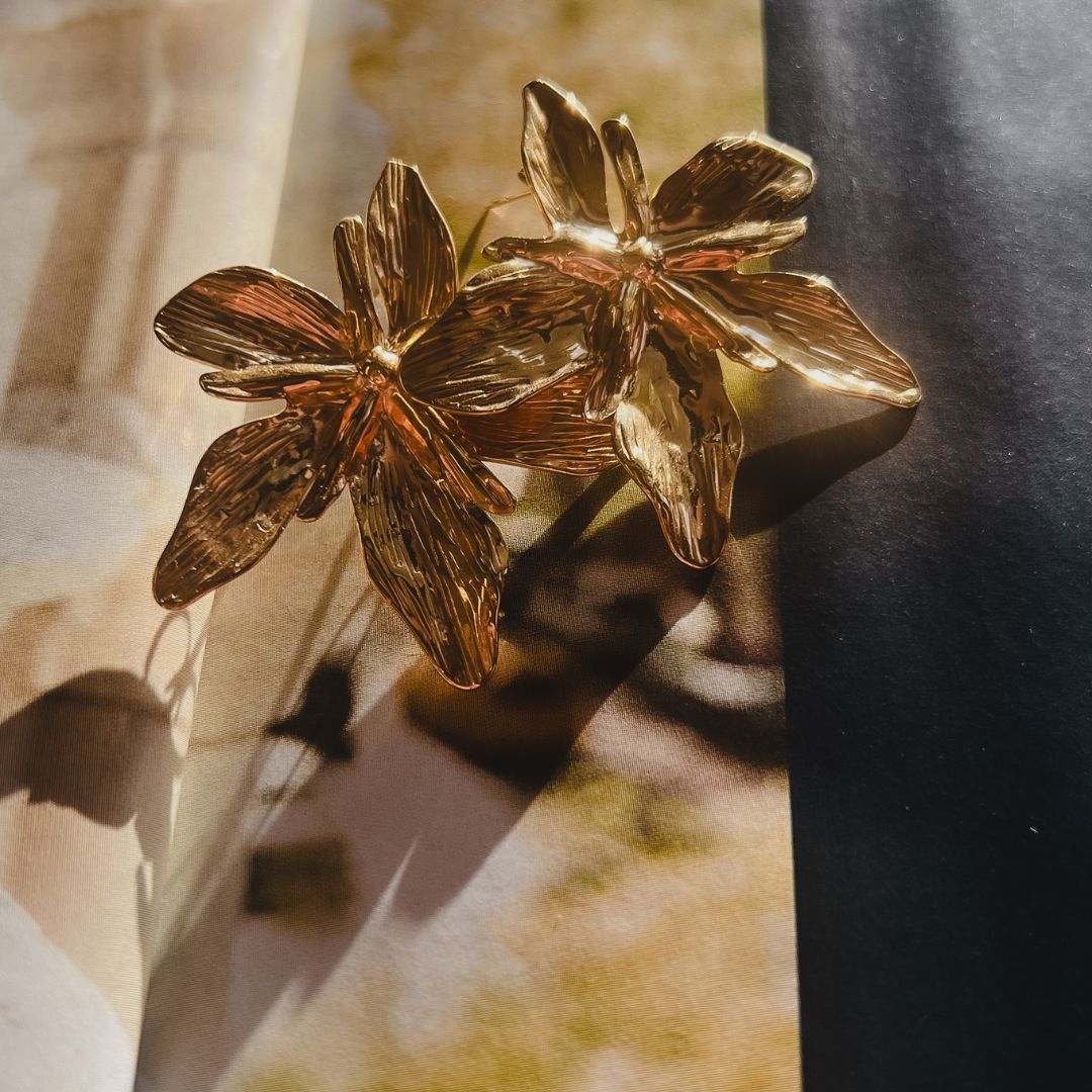 Flora Oorbellen - Goud / Messing - Elegant, Bloemmotief, Verfijnd