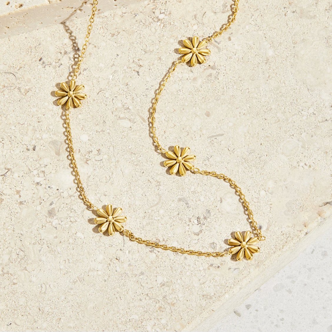 Ketting met gouden bloemen